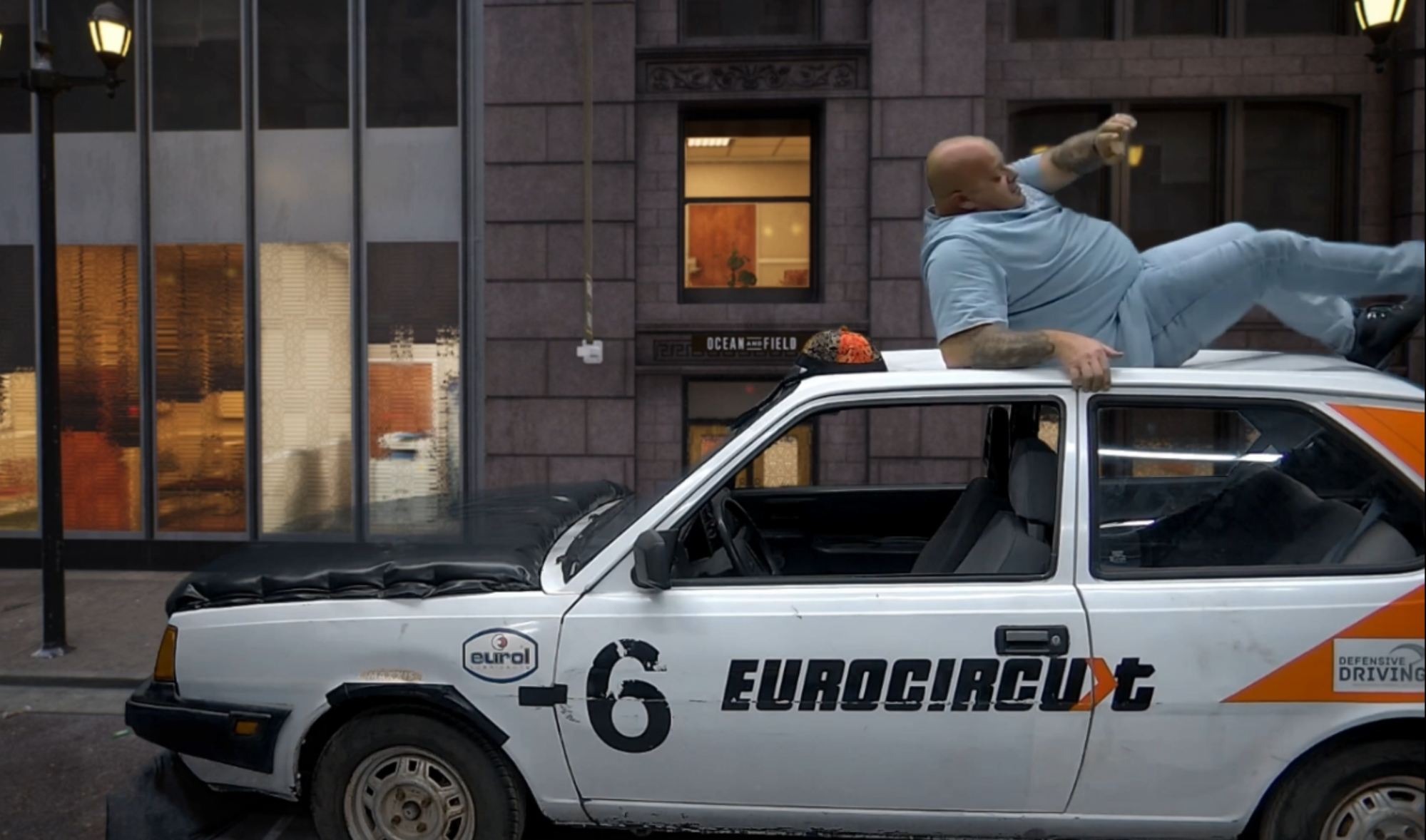 Deelnemer tijdens een Endorfine-autostunt in een filmdecor