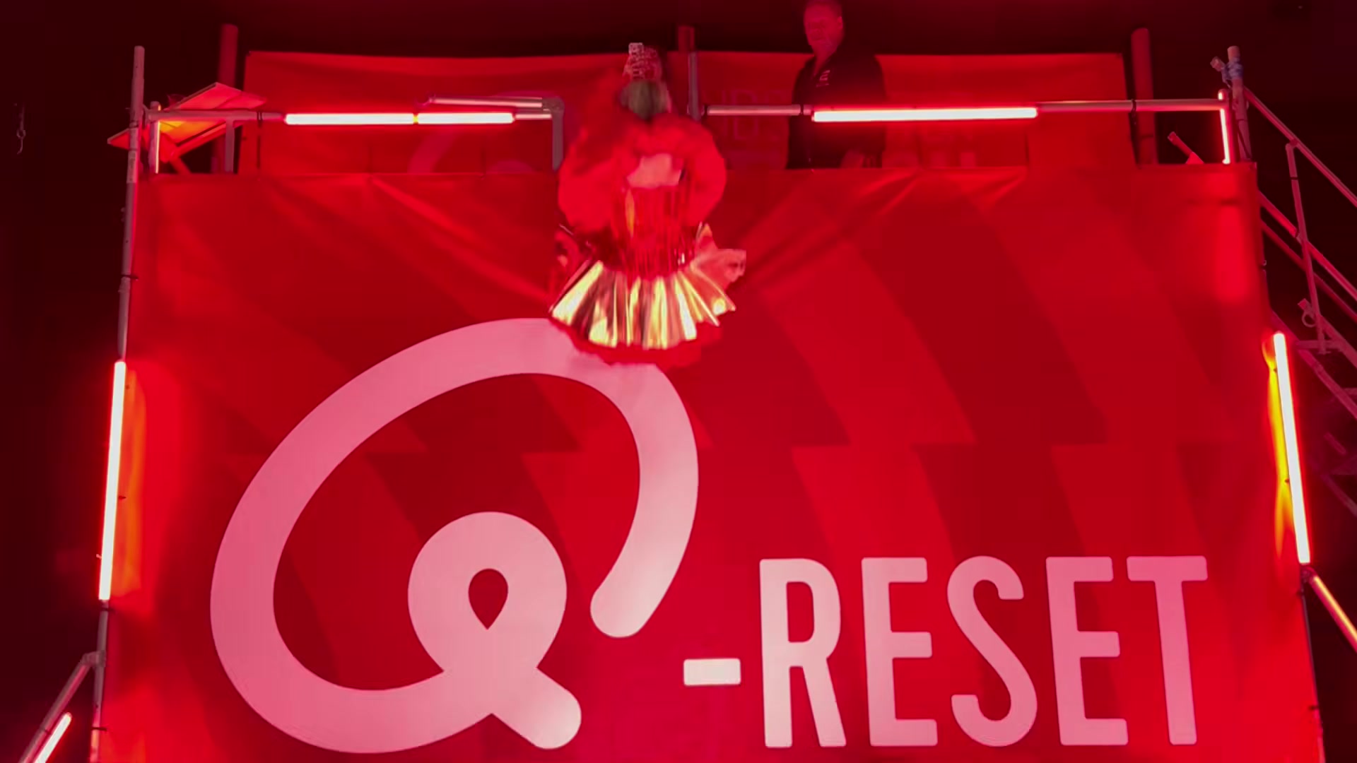 Een deelnemer valt voor de Q-RESET-achterwand richting de airbag