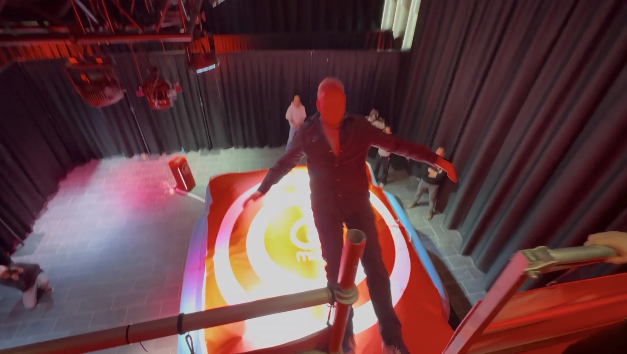 Blik van boven: een deelnemer, de crew en de airbag met Qmusic-beeldmerk