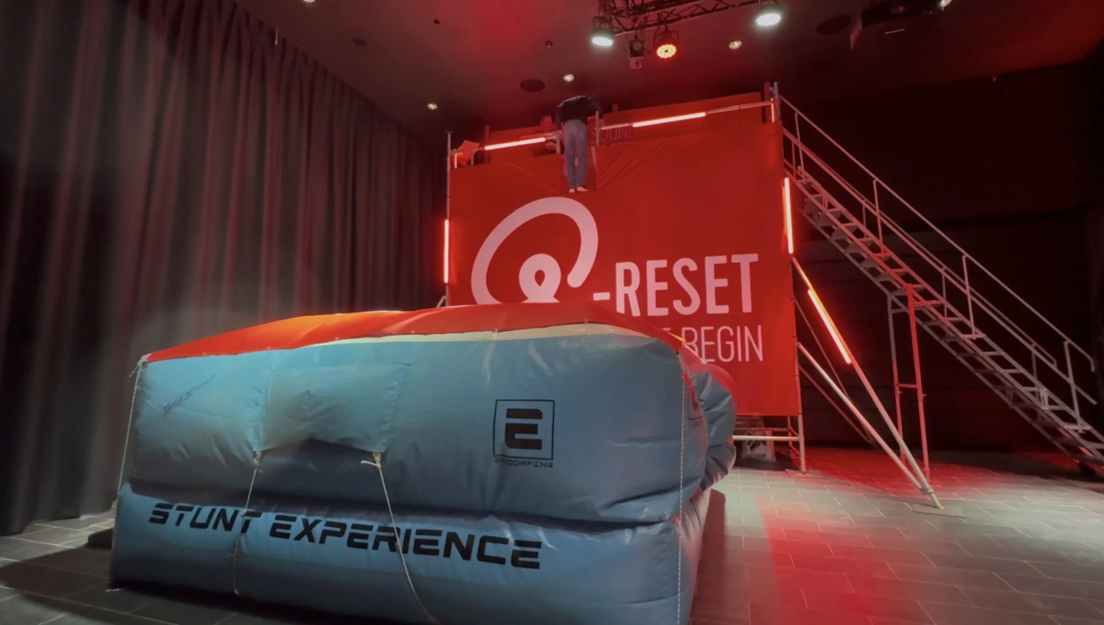 De complete Endorfine-stuntopstelling met airbag en rode Q-RESET-achterwand